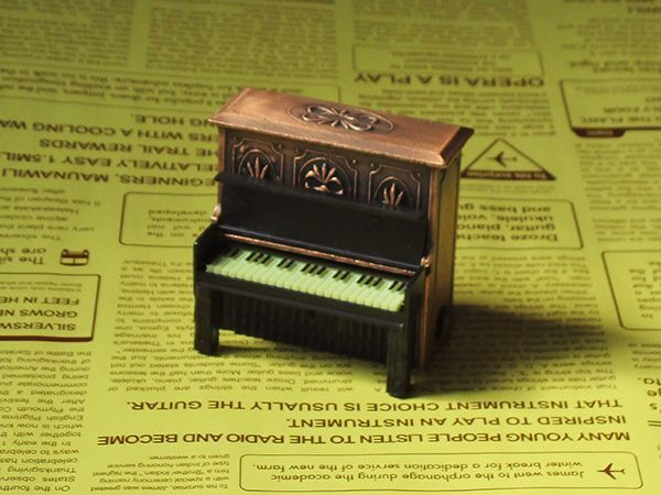 画像: アンティーク鉛筆削り/アップライトピアノ